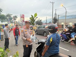 Tak Cuma Amankan Lalin, Polres Bogor Bagikan 1.000 Bibit Pohon di Puncak Cegah Bencana