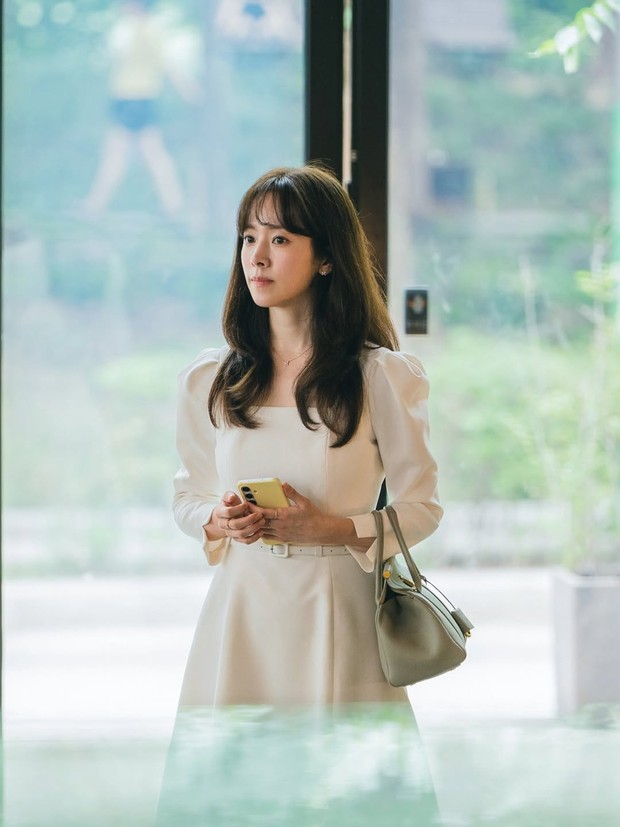 Han Ji Min akan comeback dengan membintangi drama 'Efficient Dating for Singles'. Dalam perannya kali ini sang aktris akan memerankan Lee Ui Young yang mencari jodoh di usia 30-an.