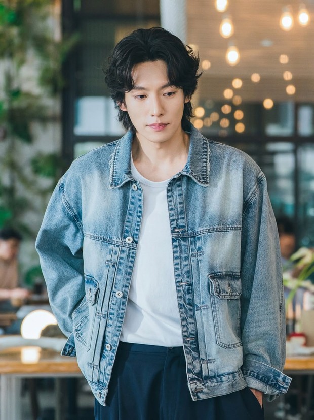 Lee Ki Taek akan menjadi second lead di drama Efficient Dating for Singles. Meskipun demikian, peran Lee Ki Taek memiliki pesona kontras dengan protagonis utama yang menambah daya tarik tersendiri.