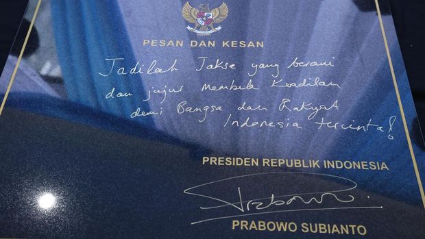 Presiden Prabowo Subianto meminta seluruh jajaran Korps Adhyaksa untuk menjadi jaksa yang berani dan jujur.Pesan tersebut ditulis Prabowo dalam prasasti usai acara penyerahan uang sebesar Rp6,6 triliun hasil penagihan denda administratif kehutanan oleh Satgas Penertiban Kawasan Hutan (PKH).