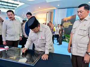 Prabowo Tulis Pesan di Prasasti Kejagung: Jadilah Jaksa yang Berani dan Jujur