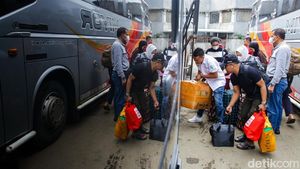 Puncak Mudik Nataru, Terminal Pondok Pinang Dipadati Pemudik