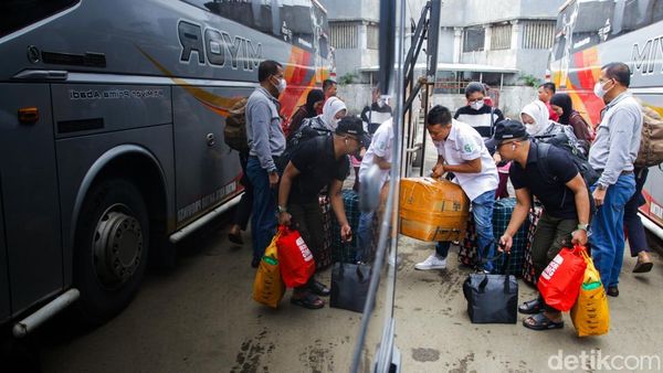 Puncak Mudik Nataru, Terminal Pondok Pinang Dipadati Pemudik