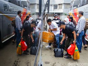 Puncak Mudik Nataru, Terminal Pondok Pinang Dipadati Pemudik