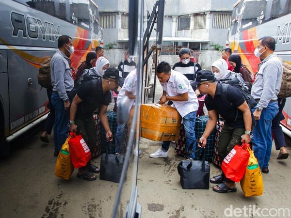 Puncak Mudik Nataru, Terminal Pondok Pinang Dipadati Pemudik