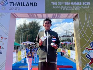 Atlet Probolinggo Ronald Bintang Raih Perak Triathlon di SEA Games