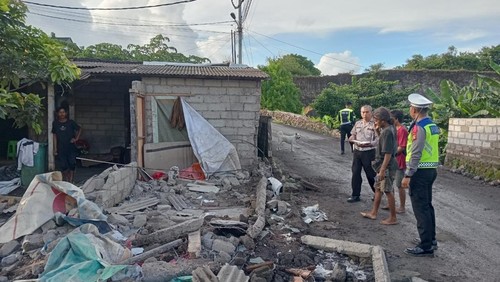 Rumah di Jalan Pura Pengulapan, Desa Ungasan, Kecamatan Kuta Selatan, Badung, hancur dan dua penghunianya tewas akibat ditabrak truk Fuso, Rabu (24/12/2025) sekitar pukul 04.30 Wita. (Dok. Polresta Denpasar)