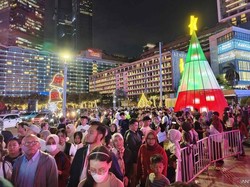 Kawasan Bundaran HI Padat, Warga Antusias Berfoto di Jakarta Light Festival