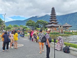 Kunjungan ke Ulun Danu Beratan Meningkat di Tengah Isu Bali Sepi Turis
