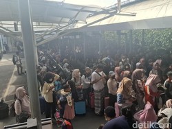 H-1 Natal, Penumpang Menyemut Tunggu Prameks di Stasiun Tugu Sore Ini