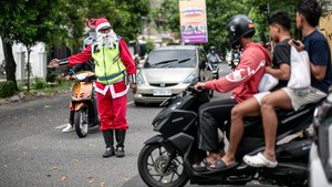 Supeltas Berkostum Sinterklas Atur Lalu Lintas di Solo