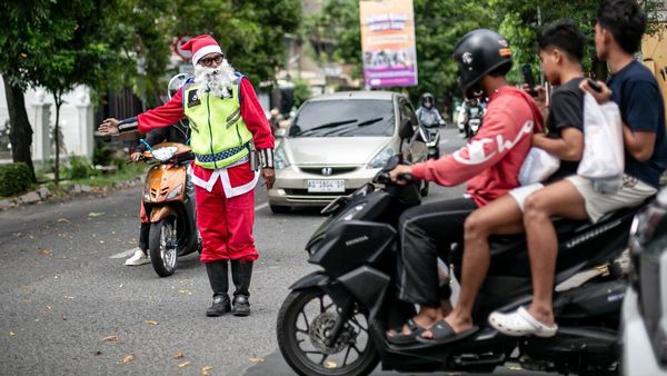 Supeltas Berkostum Sinterklas Atur Lalu Lintas di Solo