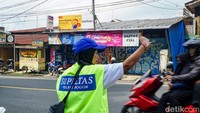 Video: Cerita Joki Jalur yang Bantu Polisi Atur Lalin Puncak Bogor