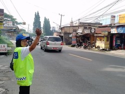 Supeltas Tak Terima Imbalan, Bantu Petugas Amankan Jalur Puncak Saat Nataru