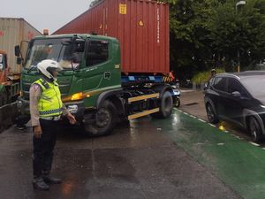Sopir Lepas Kendali, Truk Kontainer Tabrak Pembatas Jalan di Jakbar