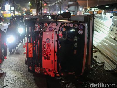 Truk Terguling di Meruyung Raya, Arus Lalu Lintas Depok Padat Berjam-jam