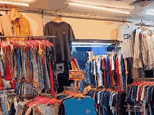 Pasar Thrifting Senen Masih Bertahan, Tak Seramai Dulu