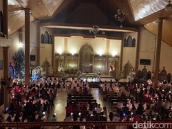 Umat Katolik Rayakan Misa Natal 2025 di Gereja Paroki Makale Toraja
