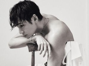 Foto: V BTS Pamer Otot di Pemotretan Terbaru, Ungkap Harapan untuk 2026