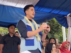 Bukan Anti Peluru, Verrell Bramasta Pakai Rompi Anti Galau Kunjungi Warga