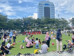 Alun-alun Bandung Dibuka, Jadi Spot Wisata Favorit Warga