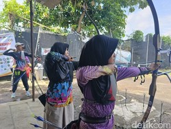Puluhan Anak Lumajang Isi Libur Sekolah dengan Belajar Panahan