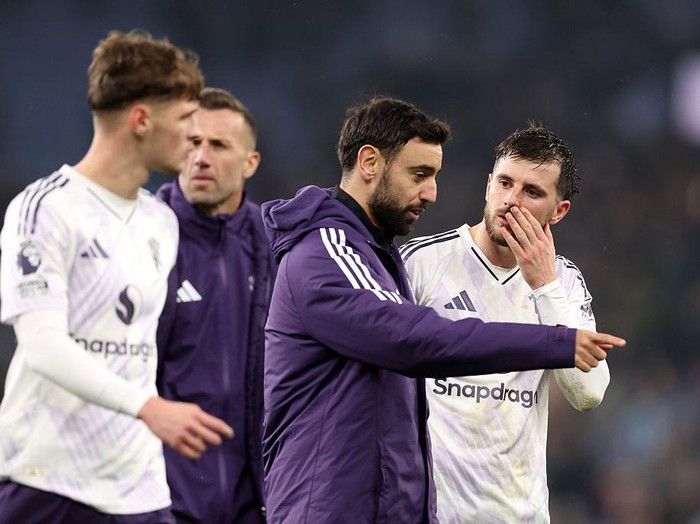 BIRMINGHAM, ENGLAND - DECEMBER 21: Mason Mount of Manchester United interacts with Bruno Fernandes as they walk off after the Premier League match between Aston Villa and Manchester United at Villa Park on December 21, 2025 in Birmingham, England. (Photo by Catherine Ivill - AMA/Getty Images)