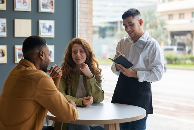 Ciri pria baik dapat dilihat dari bagaimana ia berbicara kepada staf pelayanan dalam kondisi apa pun. Kesabaran, pilihan kata yang santun, dan sikap menghargai menjadi bagian dari perilakunya sehari-hari. Hal ini mencerminkan pandangan yang setara terhadap setiap orang.