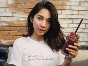 Pose Menawan Dinda Kirana Saat Makan Soba hingga Smoothies