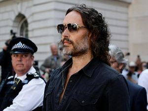 Russell Brand Didakwa Pelecehan dan Pemerkosaan (Lagi)!