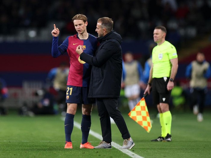 BARCELONA, SPAIN - JANUARY 29:  Hansi Flick, Head Coach of FC Barcelona, speaks with Frenkie de Jong of FC Barcelona during the UEFA Champions League 2024/25 League Phase MD8 match between FC Barcelona and Atalanta BC at Estadi Olimpic Lluis Companys on January 29, 2025 in Barcelona, Spain. (Photo by Alex Pantling - UEFA/UEFA via Getty Images)