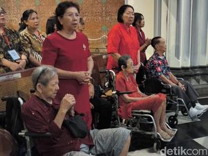 Video Momen Ibadah Misa Natal Khusus Lansia di Gereja Katedral Jakarta