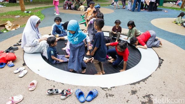 Gratis dan Ramah Keluarga, Tebet Eco Park Ramai Saat Natal