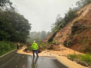Tebing Longsor, Jalan Lintas Tarutung Menuju Tapanuli Tengah Putus