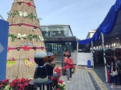 Pohon Natal Unik dari Karung dan Batok Kelapa Hiasi Gereja Katedral Jakarta