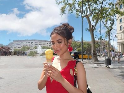 Potret Jennifer Coppen Cicip Es Krim Barcelona dan Churros Belanda