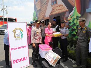 Momen Natal, Kapolres Kediri dan Istri Tinjau Pospam Nataru Beri Bingkisan