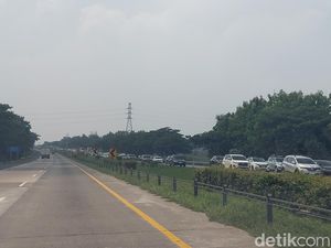 Tol Cipali Arah Timur Padat Sejak Km 188, Antrean Kendaraan Capai 8 Km