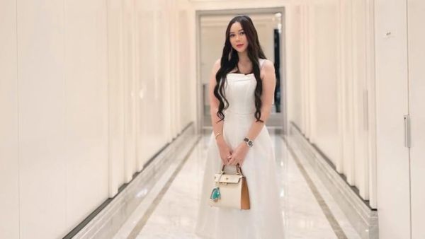 7 Gaya Chic Aura Kasih, Pakai Koleksi Tas Chanel hingga Hermes