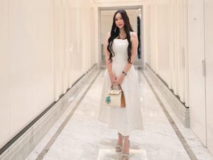 7 Gaya Chic Aura Kasih, Pakai Koleksi Tas Chanel hingga Hermes