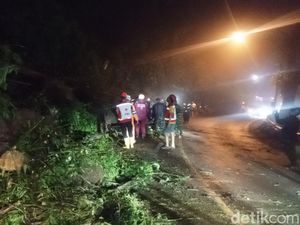 Longsor di Jalan Bandung-Sumedang, Lalu Lintas Tersendat