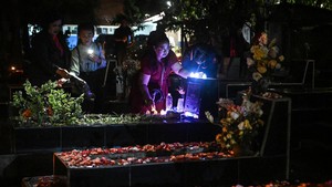 Malam Natal, Keturunan Portugis Kampung Tugu Ziarahi Makam Leluhur