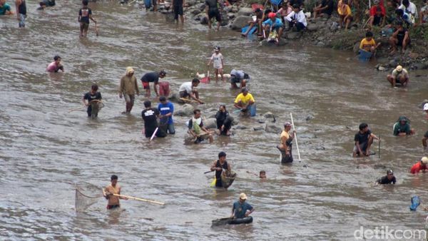 Tradisi  Asatan Tangkap Ikan di Bendungan Sampean Baru Bondowoso