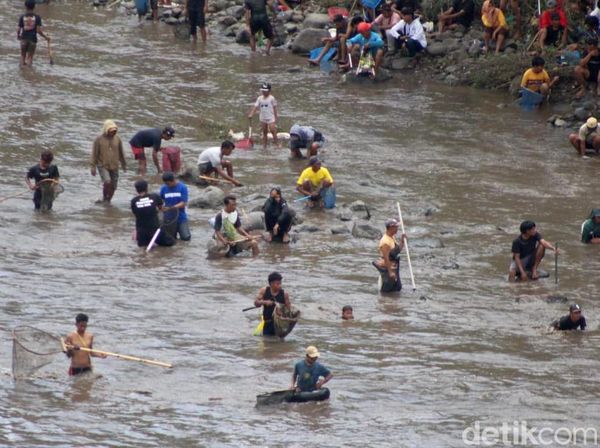 Tradisi  Asatan Tangkap Ikan di Bendungan Sampean Baru Bondowoso