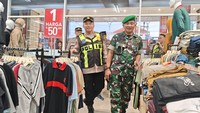 Polisi dan TNI Sidoarjo Patroli Bareng di Pusat Perbelanjaan Saat Natal