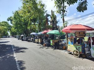 Para PKL di Lapangan Dauhwaru Jembrana Siap Direlokasi