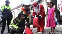 Momen Polisi Sukabumi Berkostum Sinterklas Bagi-bagi Coklat di Hari Natal