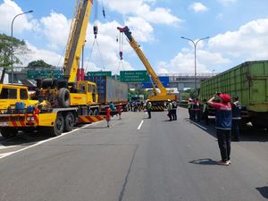 Polisi Kerahkan 2 Alat Berat Evakuasi Kontainer di Tol JORR, Lalin Normal Lagi