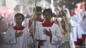 Potret Misa Pontifikal Natal di Gereja Katedral