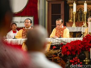 Jemaat Gereja Katedral Jakarta Doa Bersama untuk Korban Bencana Sumatera